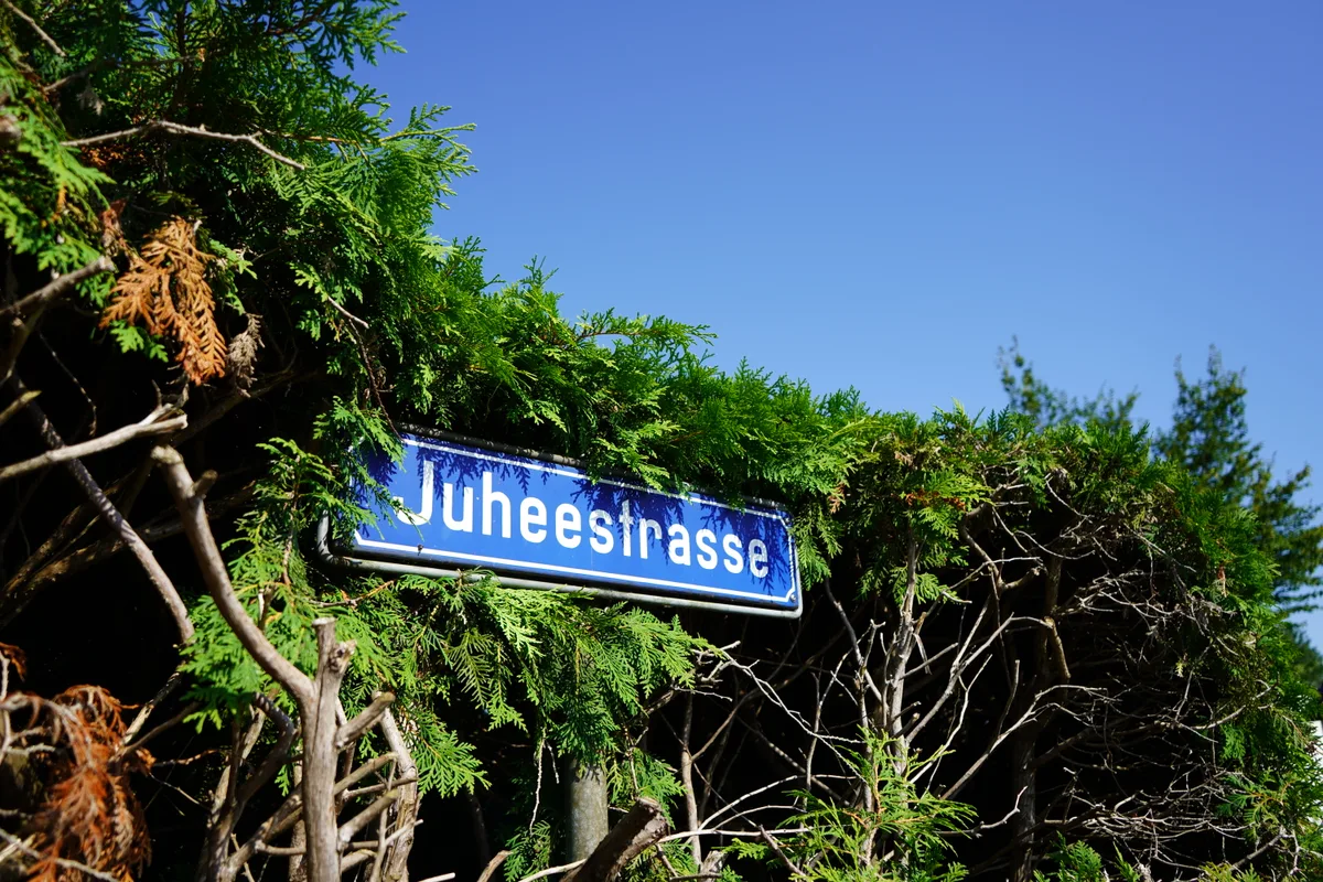 Strassenschild mit Aufschrift «Juheestrasse».